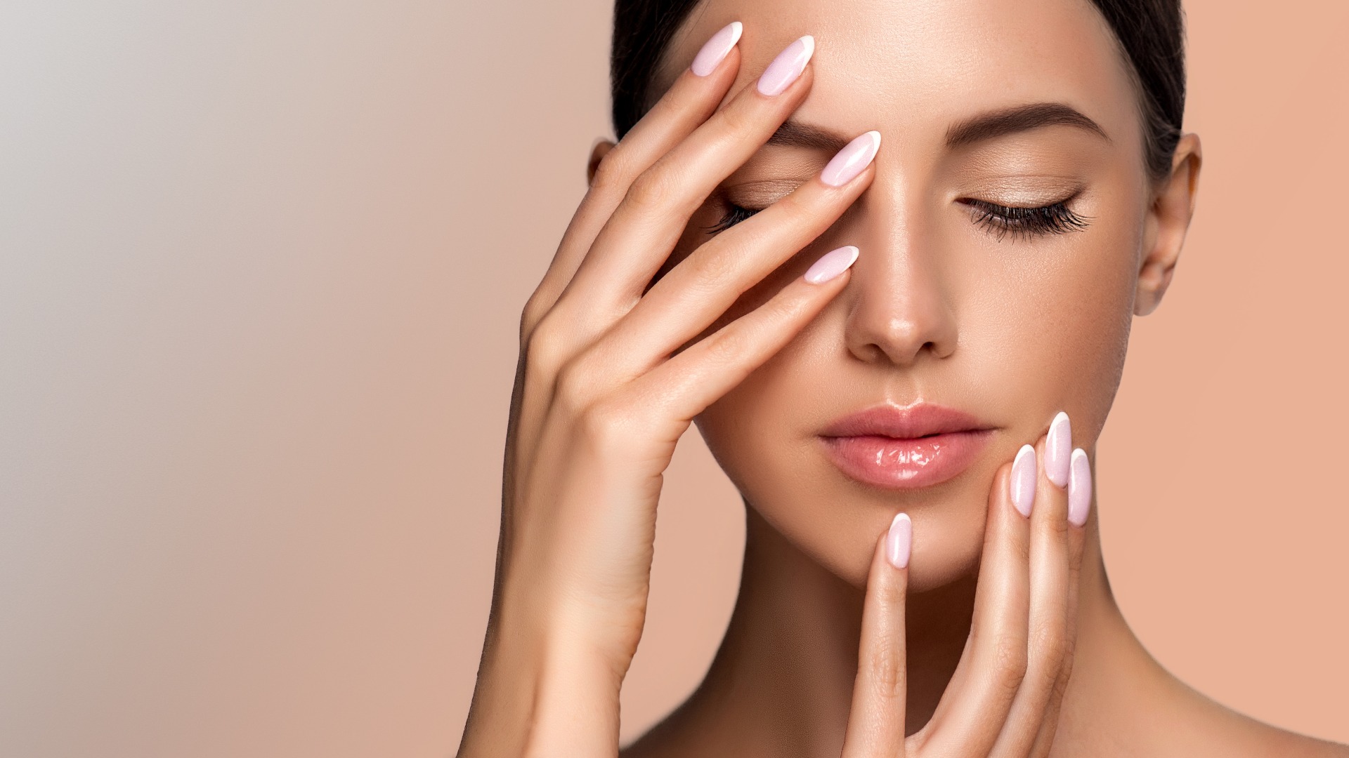 Schönes Mädchen Handpflege . Model Frau mit französischem Schellack
