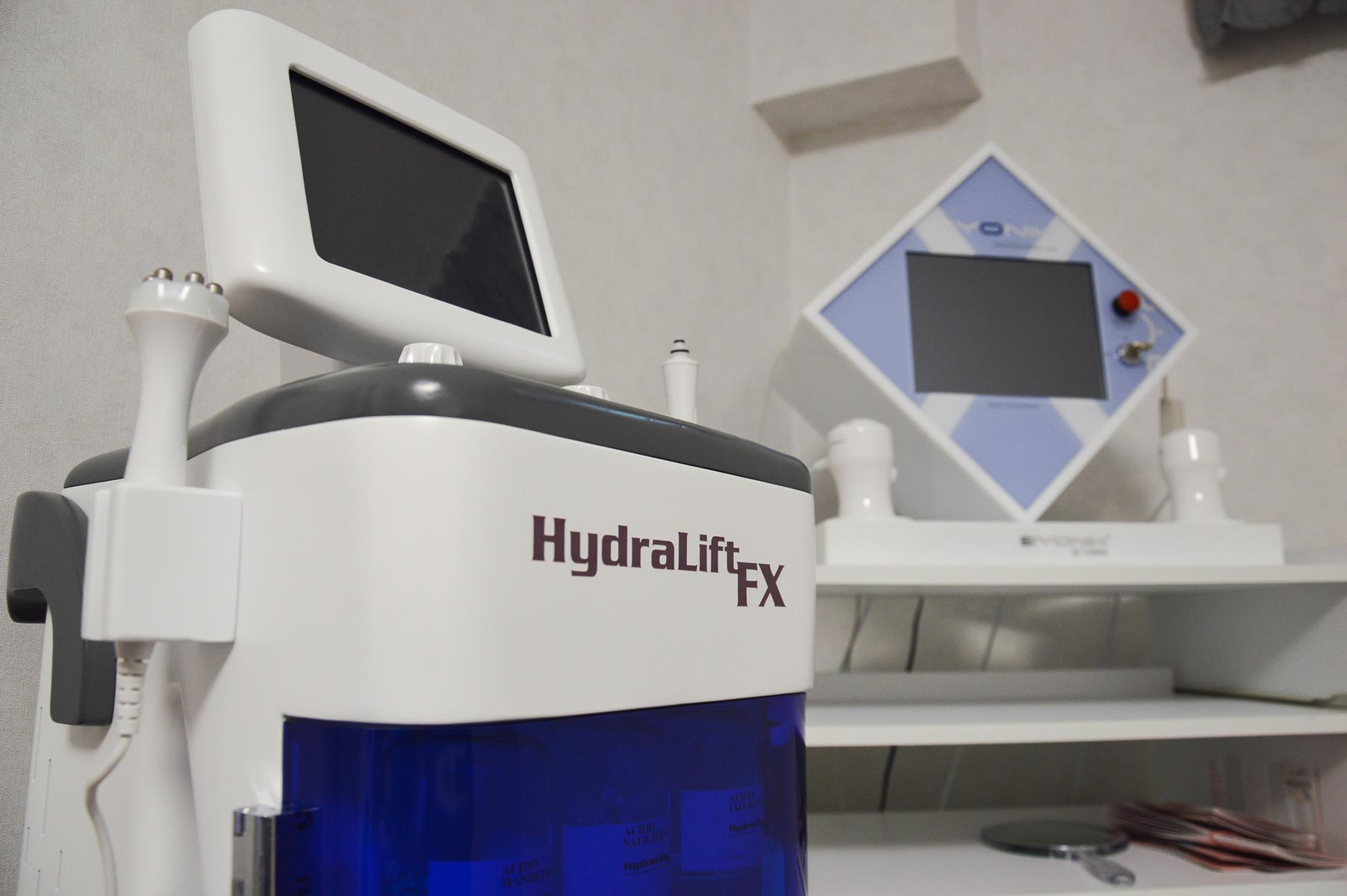 Medizinische Geräte in einem Klinikraum mit weißen und blauen Details.
